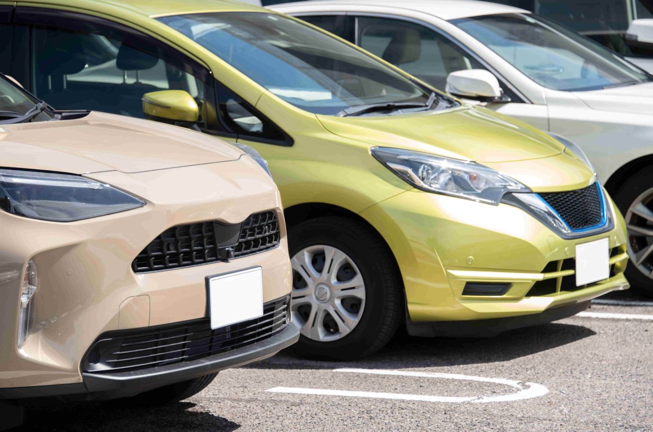 新車・中古車が並んでいる写真